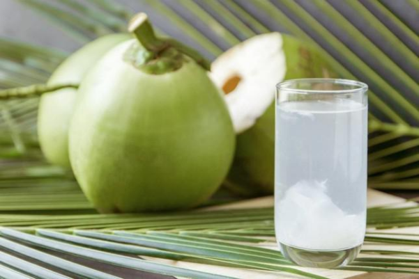 Nước dừa tươi giúp giảm tình trạng nhờn da mặt hiệu quả